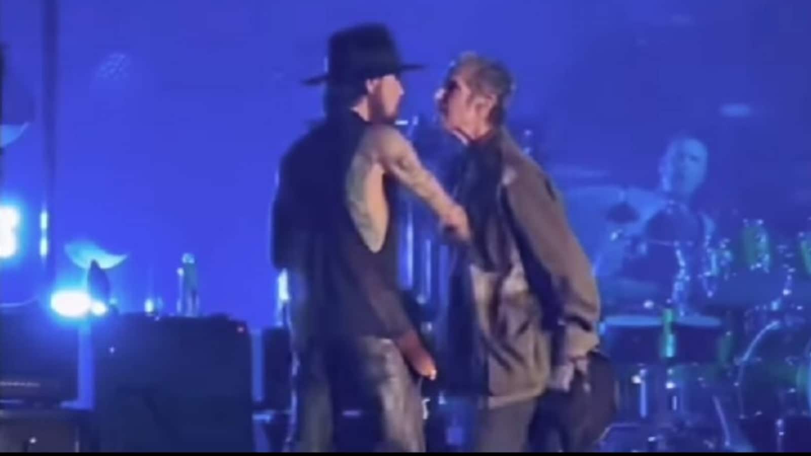 Perry Farell punches bandmate Dave Navarro during Jane's Addiction show: Watch 8 Perry Farell punches bandmate Dave Navarro during Jane's Addiction show: Watch
