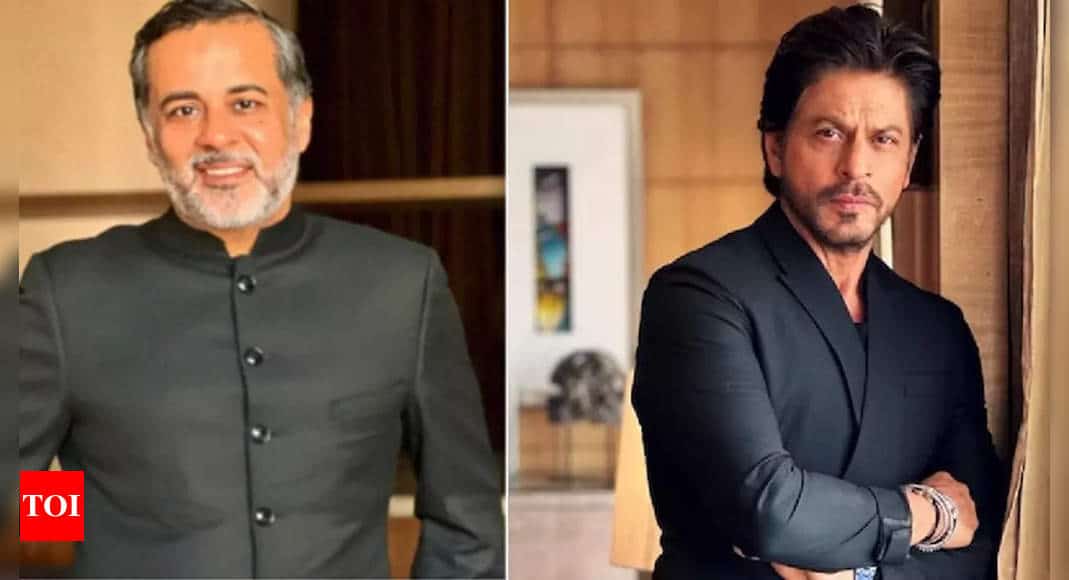 Chetan Bhagat recalls Shah Rukh Khan offering a chair to his mother on the sets of Om Shanti Om: ‘Nobody on the set thought of it’ | Hindi Movie News - Times of India 8 Chetan Bhagat recalls Shah Rukh Khan offering a chair to his mother on the sets of Om Shanti Om: ‘Nobody on the set thought of it’ | Hindi Movie News - Times of India