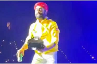 Arijit Singh declares stage as 'Temple,' removes fan’s food during concert; Says, 'I am sorry, you can’t put food here' - Times of India 16 Arijit Singh declares stage as 'Temple,' removes fan’s food during concert; Says, 'I am sorry, you can’t put food here' - Times of India