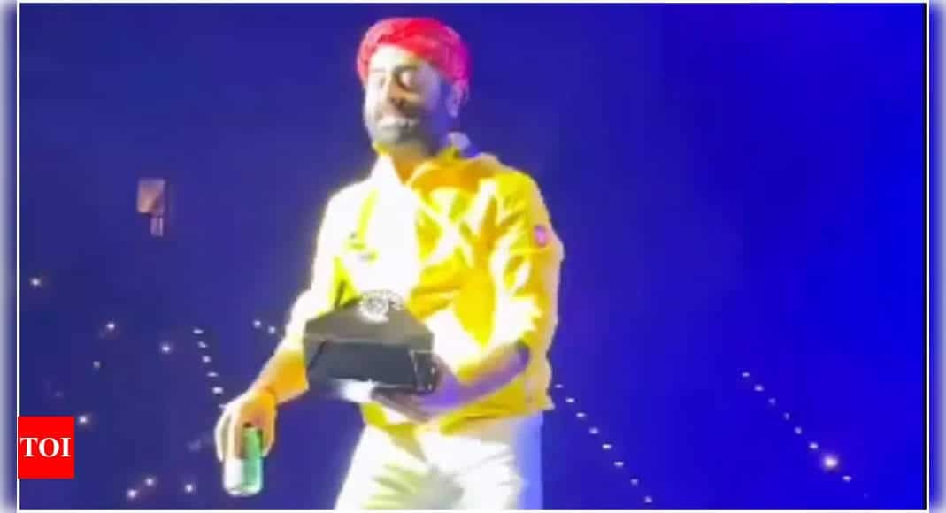 Arijit Singh declares stage as 'Temple,' removes fan’s food during concert; Says, 'I am sorry, you can’t put food here' - Times of India