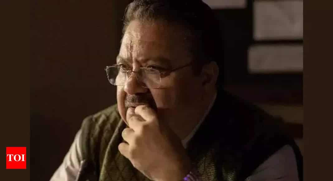 IC 814's Manoj Pahwa shares amusing fan interaction that took place during his flight: "If this gets hijacked, who will negotiate?" - Times of India 6 IC 814's Manoj Pahwa shares amusing fan interaction that took place during his flight: "If this gets hijacked, who will negotiate?" - Times of India