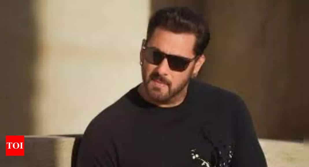 Salman Khan makes FIRST public appearance post threat to father Salim Khan; walks in Dubai mall with high security | Hindi Movie News - Times of India 6 Salman Khan makes FIRST public appearance post threat to father Salim Khan; walks in Dubai mall with high security | Hindi Movie News - Times of India