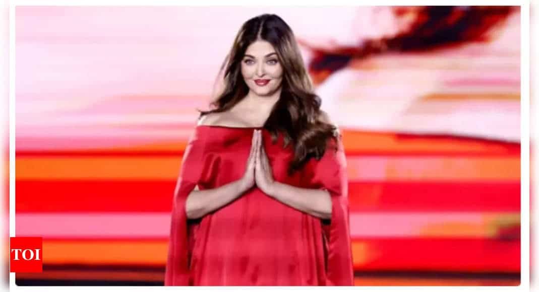 Did Aishwarya Rai had a wardrobe slip at the Paris Fashion Week? Video inside | Hindi Movie News - Times of India