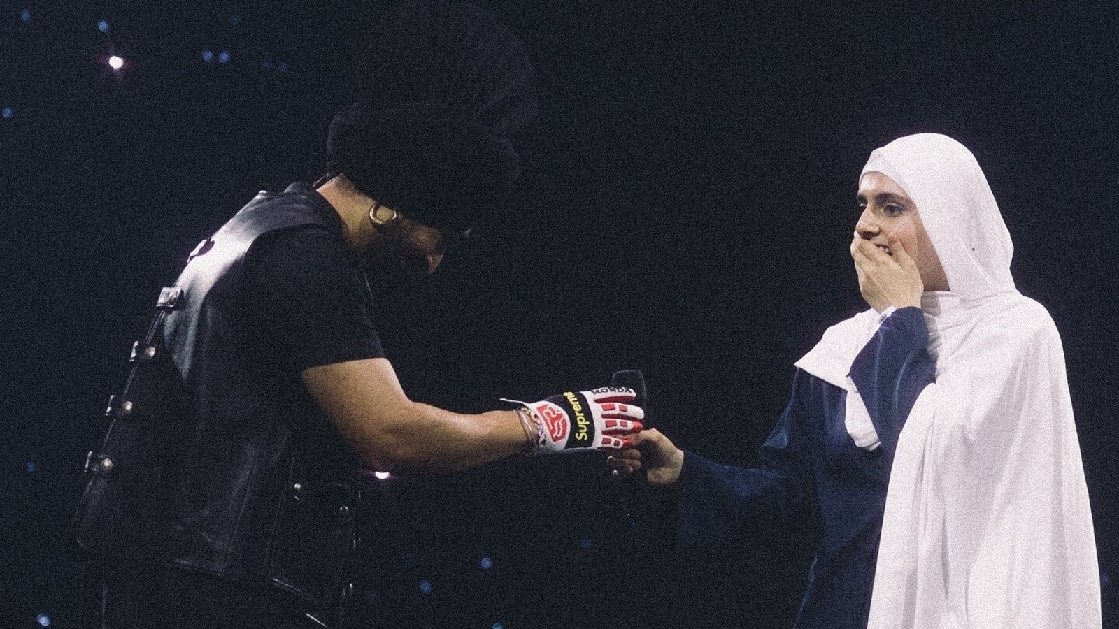 Diljit Dosanjh gives a gift to Pakistani fan at concert: ‘Borders are made by politicians, Punjabis love everyone’