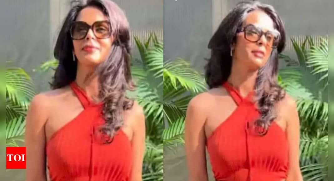 WATCH: Mallika Sherawat engages in a sassy banter with paparazzi; Says, '20 saal sey main industry mai hoon, mujhe pehli baar dekha?' | Hindi Movie News - Times of India