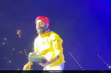 Watch: Arijit Singh To Fan Who Placed Food On Stage - "This Is My Temple. You Can't..." 9 Watch: Arijit Singh To Fan Who Placed Food On Stage - "This Is My Temple. You Can't..."