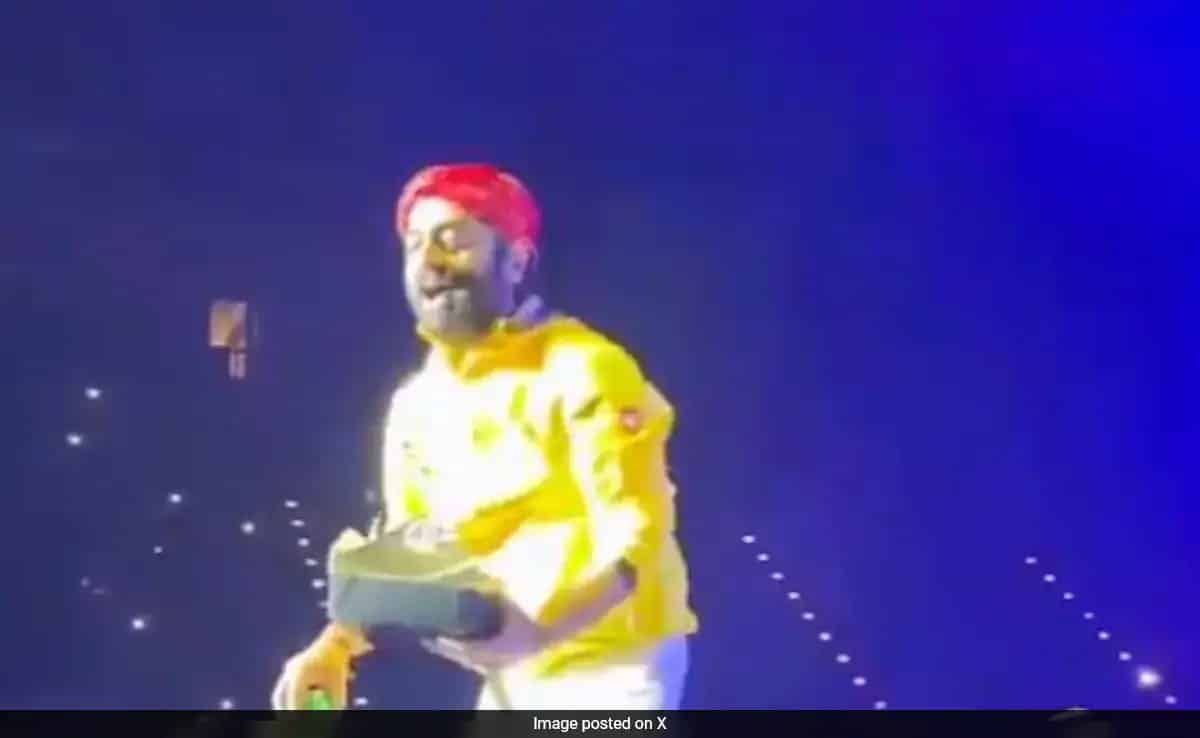 Watch: Arijit Singh To Fan Who Placed Food On Stage - "This Is My Temple. You Can't..."