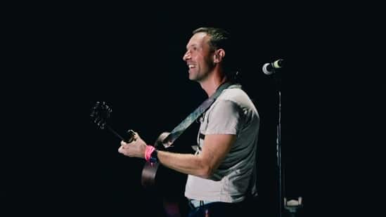 Chris Martin of Coldplay performs onstage during the 2024 iHeartRadio Music Festival at T-Mobile Arena on September 21, 2024 in Las Vegas, Nevada. Bryan Steffy/Getty Images/AFP (Photo by Bryan Steffy / GETTY IMAGES NORTH AMERICA / Getty Images via AFP)(Getty Images via AFP)