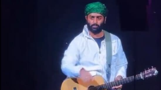 Arijit Singh was disappointed by a security guard for holding a female fan by the neck during live show.