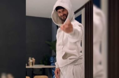 Shahid Kapoor Dances To Akshay Kumar-Katrina Kaif's Jee Karda. Watch LOL Video 17 Shahid Kapoor Dances To Akshay Kumar-Katrina Kaif's Jee Karda. Watch LOL Video