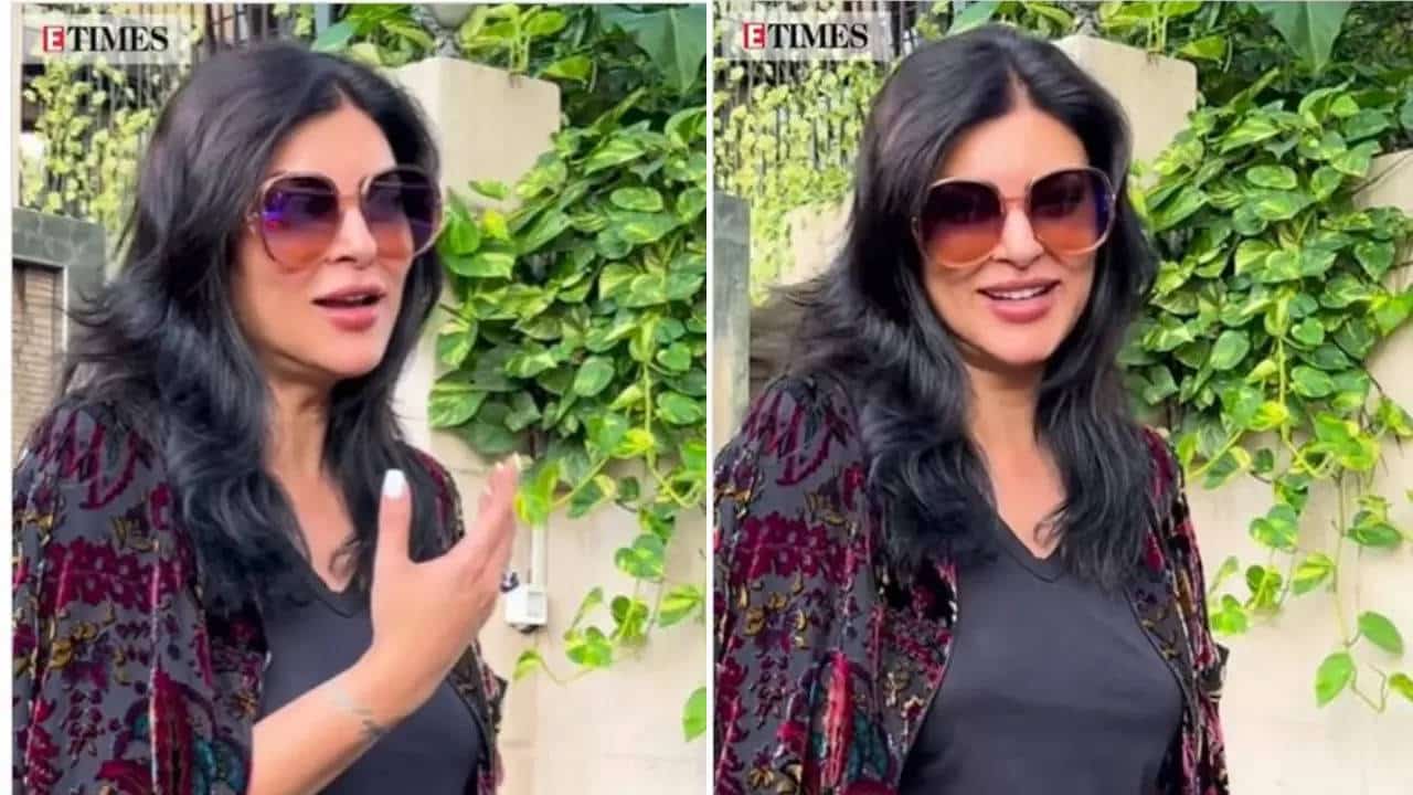 Sushmita Sen captured outside a clinic with Rohman Shawl, tells paps she was having a toothe ache: 'Aap log dentist clinic ke bahar aake kaise le sake ho?' - WATCH VIDEO | Hindi Movie News - Times of India
