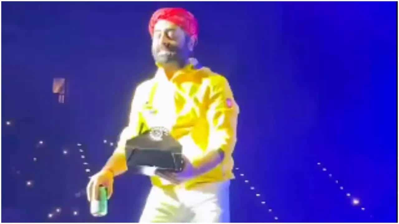 Arijit Singh declares stage as 'Temple,' removes fan’s food during concert; Says, 'I am sorry, you can’t put food here' - Times of India