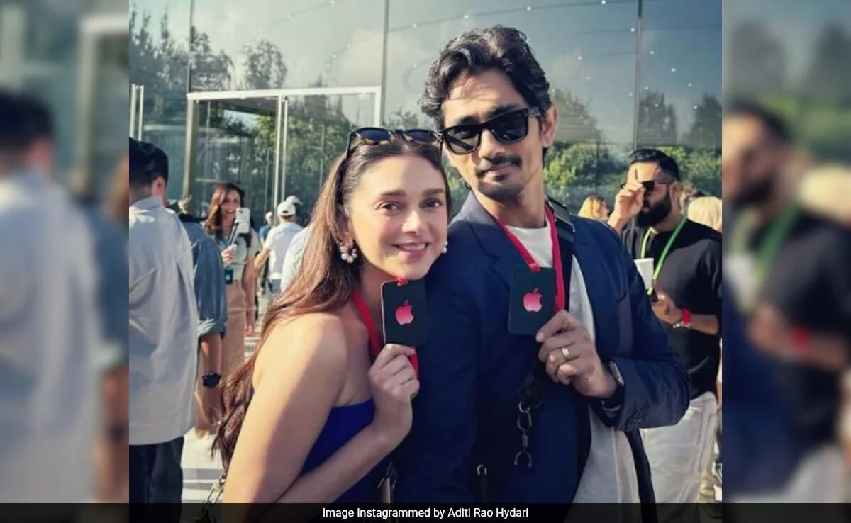 Aditi Rao Hydari And Siddharth Are "Apple Fans On An Adventure." See Post