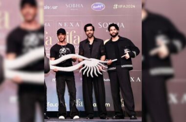 IIFA 2024: This Is What Shah Rukh Khan Whispered To Abhishek Banerjee 16 IIFA 2024: This Is What Shah Rukh Khan Whispered To Abhishek Banerjee