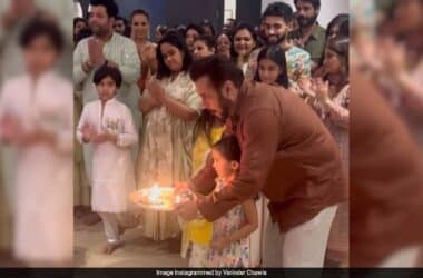 Ganesh Chaturthi 2024: Salman Khan Performs Aarti With Niece Ayat At Sister Arpita Khan's Puja 18 Ganesh Chaturthi 2024: Salman Khan Performs Aarti With Niece Ayat At Sister Arpita Khan's Puja