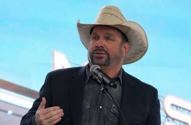 Garth Brooks accused of raping hairstylist; Country singer sued for ‘battery and sending sexually explicit texts’ 12 Garth Brooks accused of raping hairstylist; Country singer sued for ‘battery and sending sexually explicit texts’