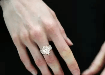 Non-Diamond Engagement Rings: Exploring Unique and Alternative Gemstones 18 Non-Diamond Engagement Rings: Exploring Unique and Alternative Gemstones