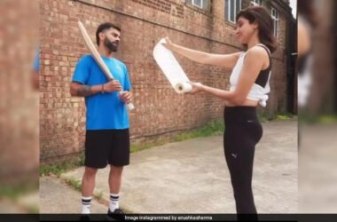 Anushka Sharma Outplays Virat Kohli With Her Own Cricket Rulebook In An Ad. What's Not To Love? 10 Anushka Sharma Outplays Virat Kohli With Her Own Cricket Rulebook In An Ad. What's Not To Love?