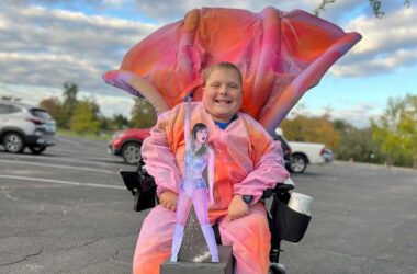 11-Year-Old Boy Who Wore Wheelchair-Friendly Eras Tour Costume Sees Taylor Swift Perform Live, Gets Surprise from Singer's Mom 13 11-Year-Old Boy Who Wore Wheelchair-Friendly Eras Tour Costume Sees Taylor Swift Perform Live, Gets Surprise from Singer's Mom