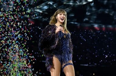 Taylor Swift Surprises Fans on her 35th Birthday 6 Taylor Swift Surprises Fans on her 35th Birthday