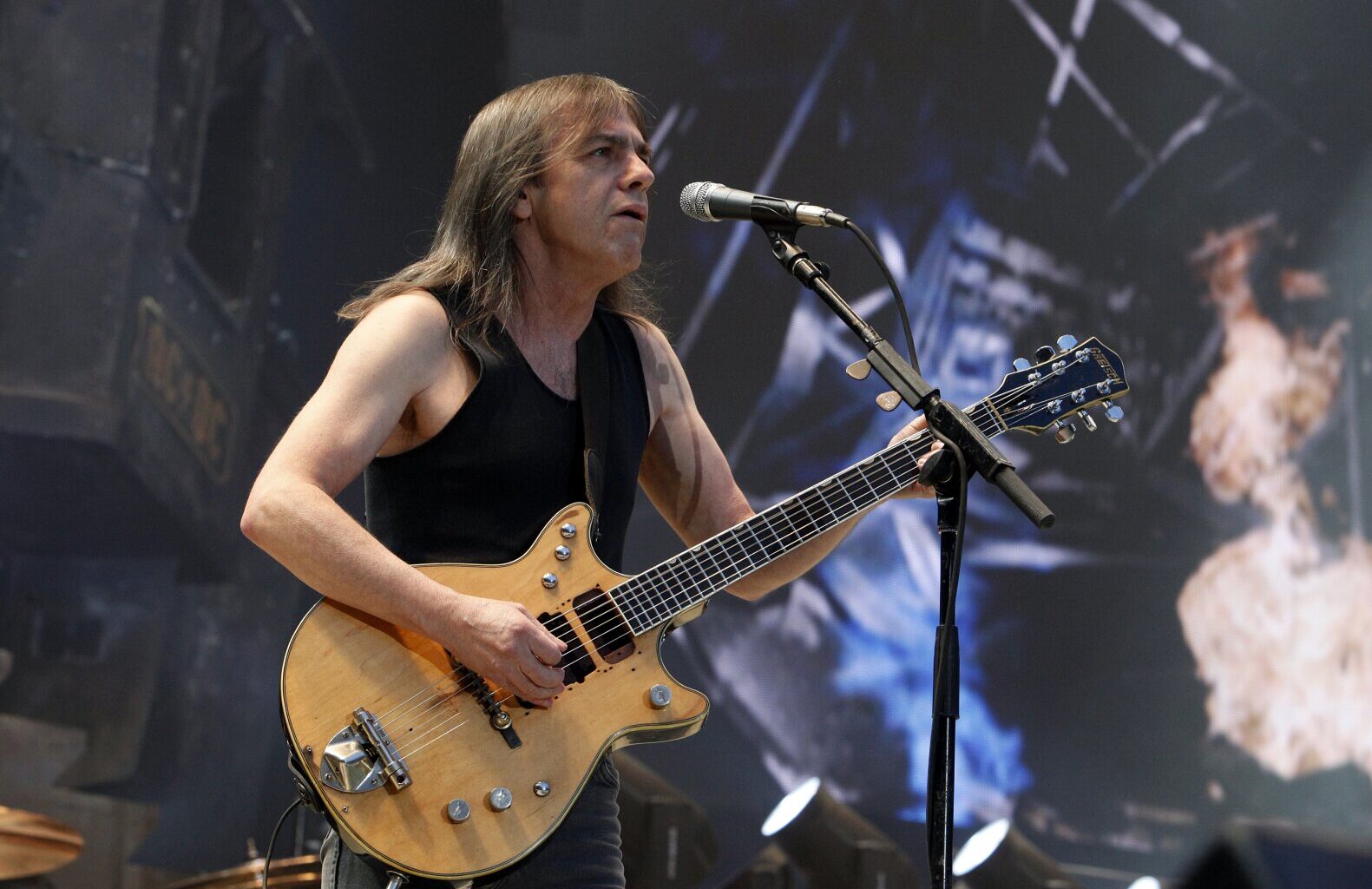 Watch AC/DC’s Final ‘For Those About to Rock (We Salute You)’ With Malcolm Young 8 Watch AC/DC’s Final ‘For Those About to Rock (We Salute You)’ With Malcolm Young