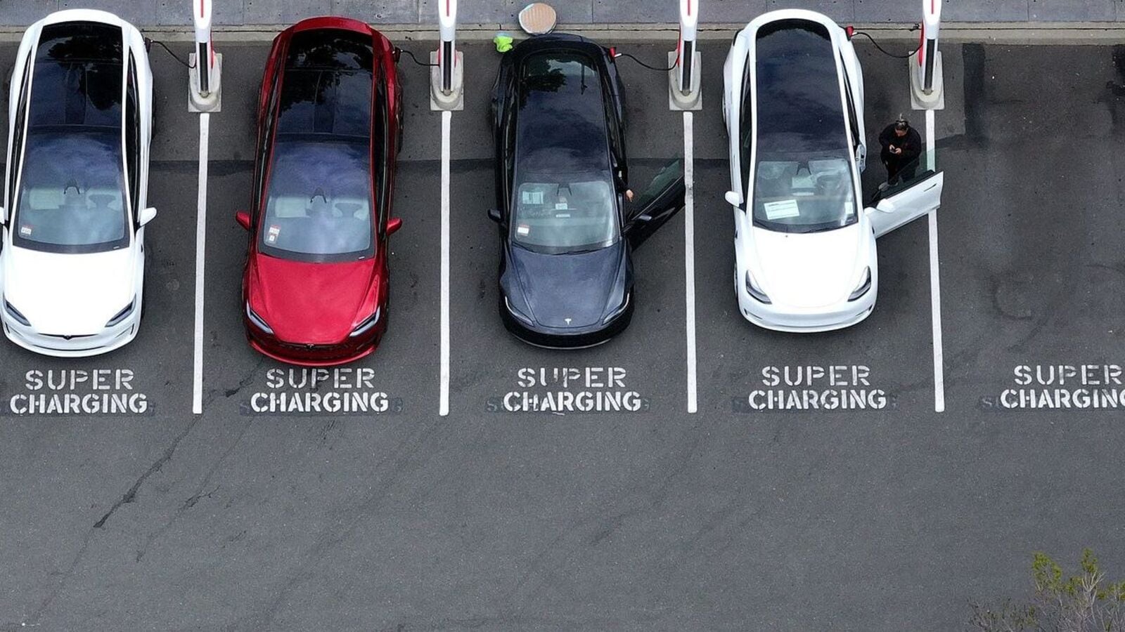 Centre aims green logistics at ports, eyes setting up EV charging infra | Today News 8 Centre aims green logistics at ports, eyes setting up EV charging infra | Today News