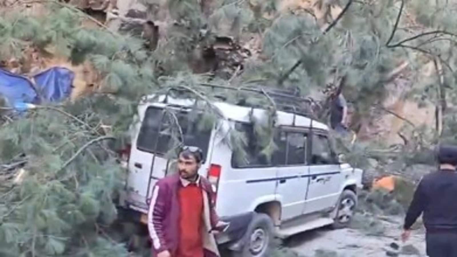 Himachal Pradesh: 6 killed in Kullu as trees fall on cars amid windstorm near Manikaran Gurudwara | VIDEO | Today News 8 menu