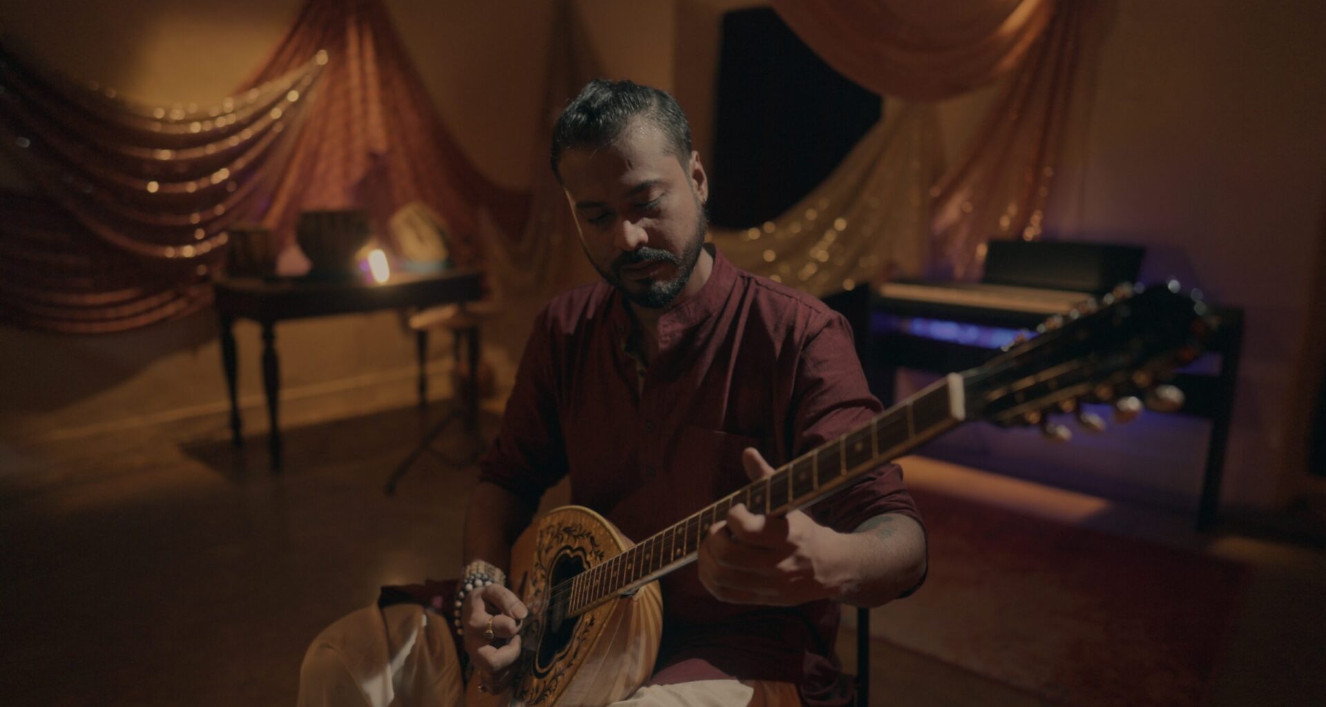 Joy Sengupta’s ‘Tasveer’ Video Paints a Story of Separation 8 Joy Sengupta’s ‘Tasveer’ Video Paints a Story of Separation