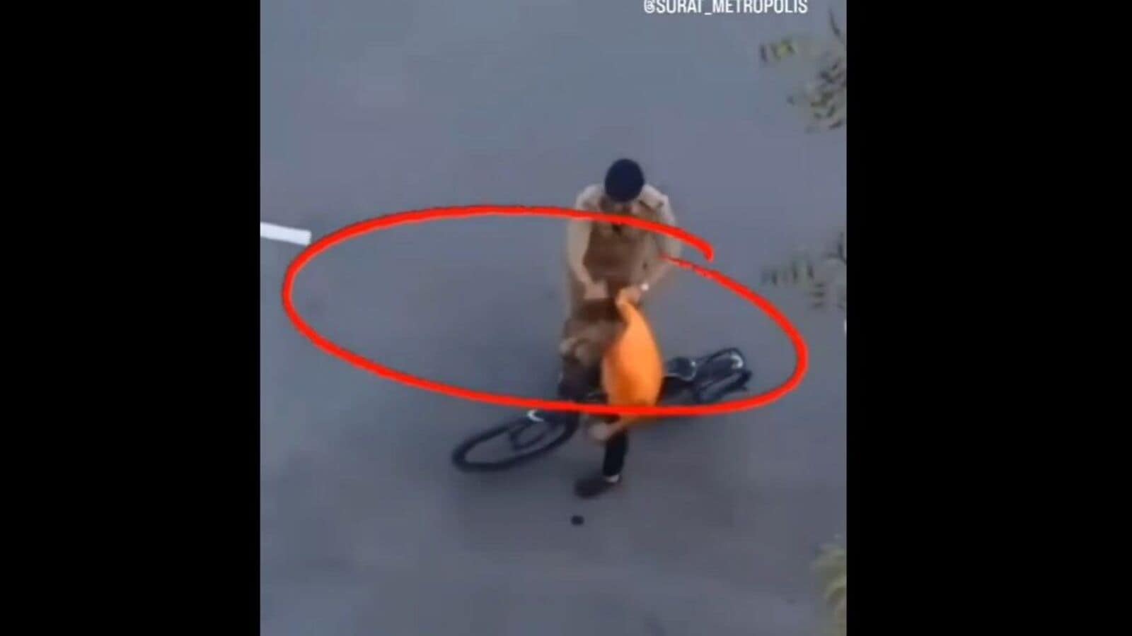 Viral Video | Surat cop slaps, pulls hair of 17-year-old boy for cycling during PM Modi’s convoy rehearsal | Today News 6 Viral Video | Surat cop slaps, pulls hair of 17-year-old boy for cycling during PM Modi’s convoy rehearsal | Today News