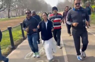 WATCH: Mamata Banerjee does a ‘warm-up’ jog in saree and white slippers at London’s Hyde Park | Today News 13 WATCH: Mamata Banerjee does a ‘warm-up’ jog in saree and white slippers at London’s Hyde Park | Today News