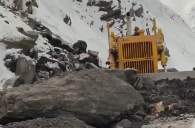 Jammu & Kashmir news: After NH-44 shutdown, Srinagar-Sonamarg Road closed as landslide strikes Zojila | Today News 17 menu