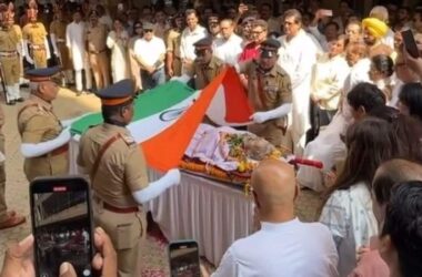 Manoj Kumar receives befitting ‘tricolour’ farewell: Padma Shri awardee receives full state honours | Watch | Today News 14 Manoj Kumar receives befitting ‘tricolour’ farewell: Padma Shri awardee receives full state honours | Watch | Today News