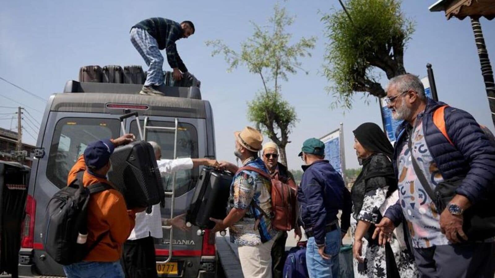 Pahalgam terror attack: In just six hours, 3,337 people flown out from Srinagar in 20 flights | Today News 8 Pahalgam terror attack: In just six hours, 3,337 people flown out from Srinagar in 20 flights | Today News
