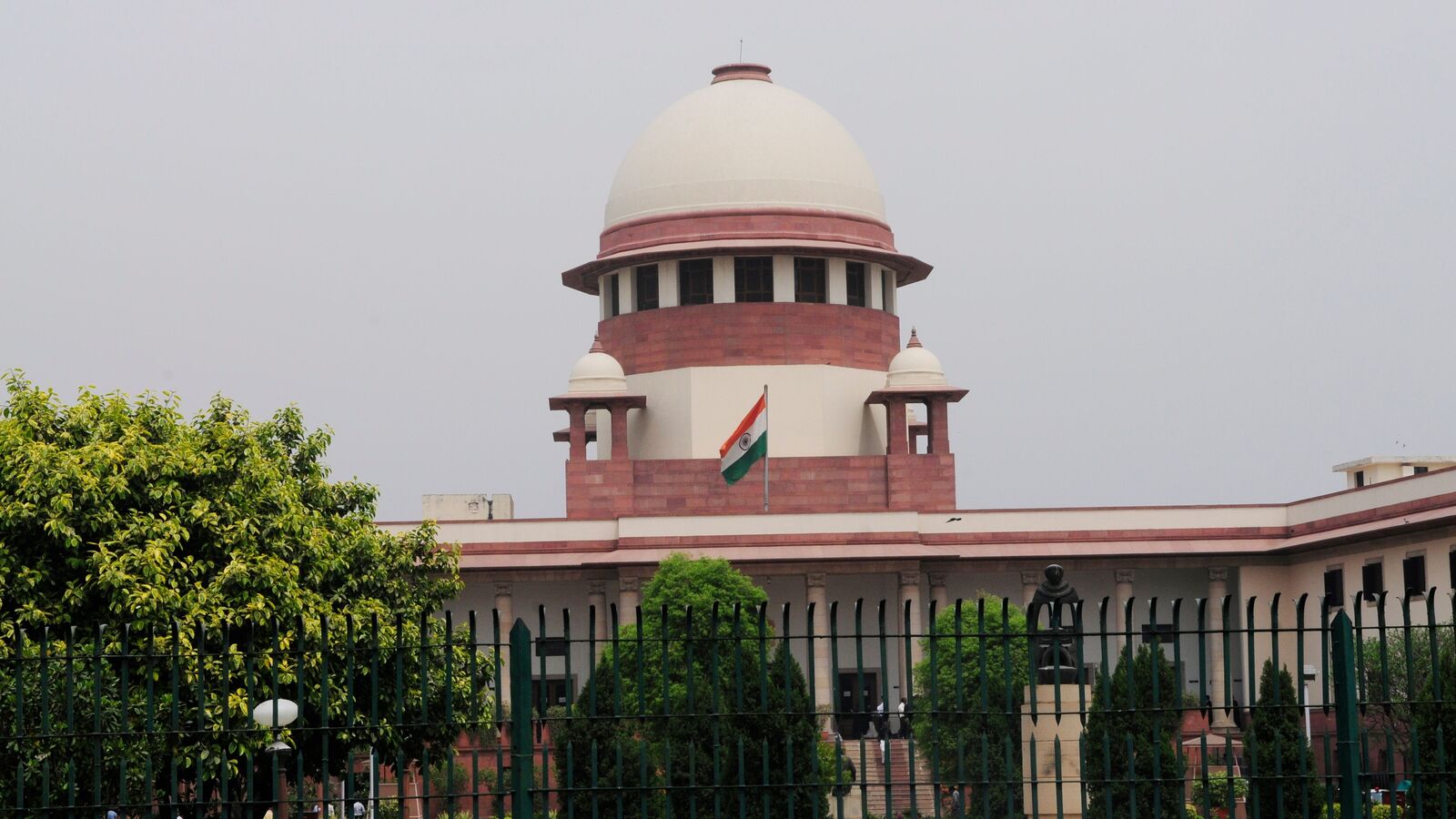 Supreme Court sets aside appointment of 25,000 school teachers in West Bengal | Today News 8 Supreme Court sets aside appointment of 25,000 school teachers in West Bengal | Today News