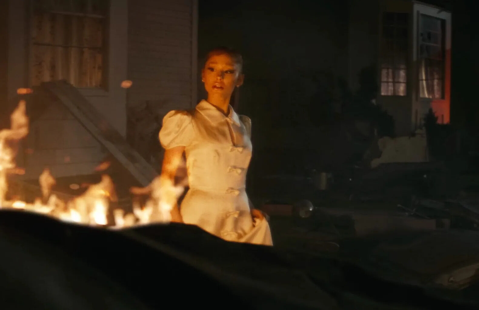 Ariana Grande Gets Calmly Abducted by a UFO in ‘Supernatural’ Video 6 Ariana Grande Gets Calmly Abducted by a UFO in ‘Supernatural’ Video