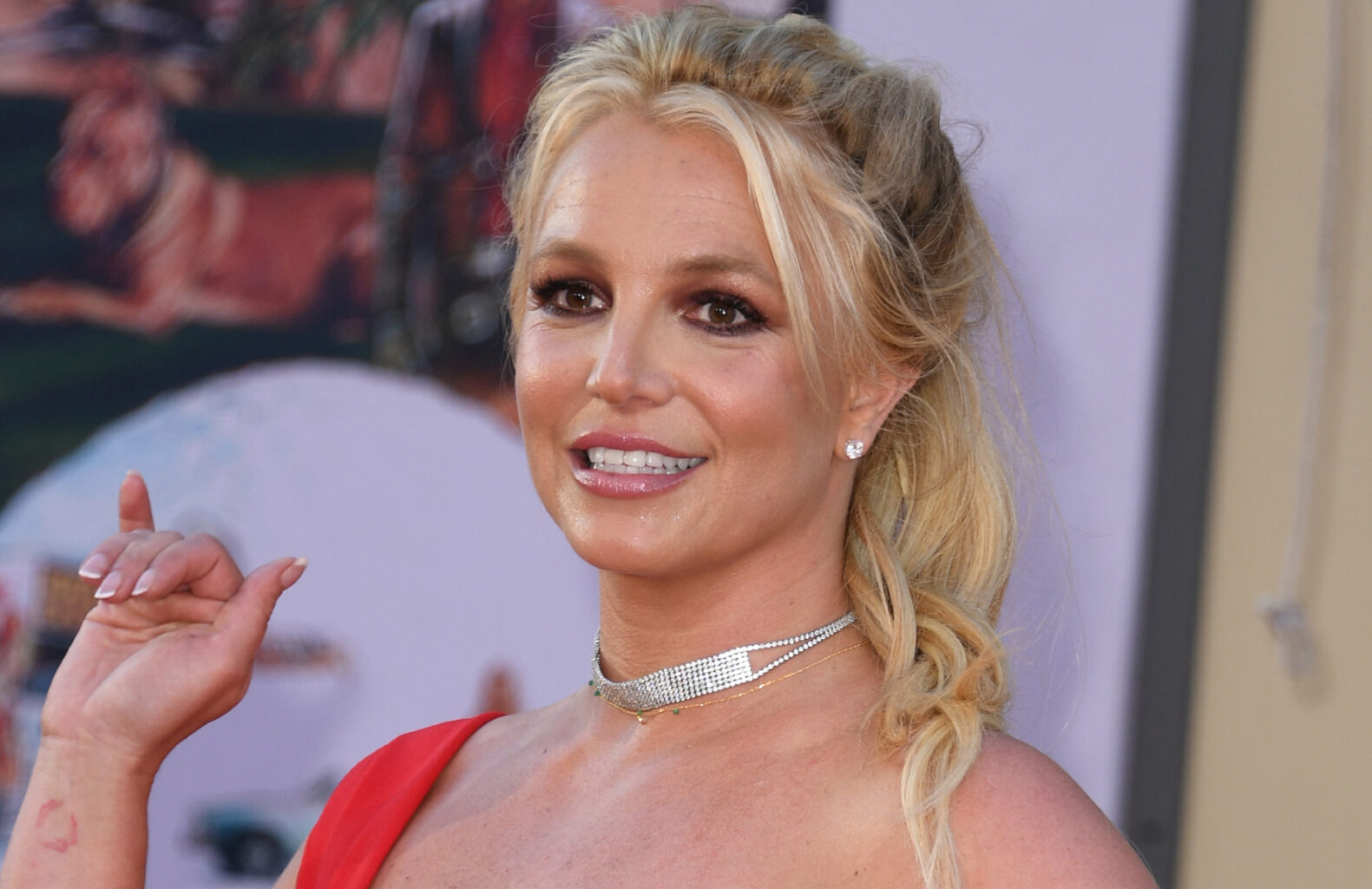 Britney Spears Admits to Lighting a Cigarette on a Flight, Apologizes 6 Britney Spears Admits to Lighting a Cigarette on a Flight, Apologizes