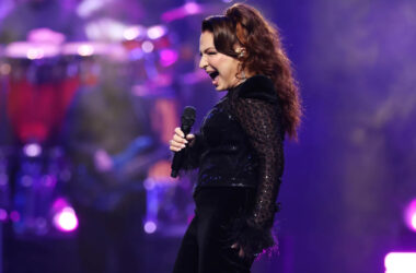 Gloria Estefan Celebrates Latin Music Legacy With ‘Conga’ Performance at 2025 AMAs 12 Gloria Estefan Celebrates Latin Music Legacy With ‘Conga’ Performance at 2025 AMAs
