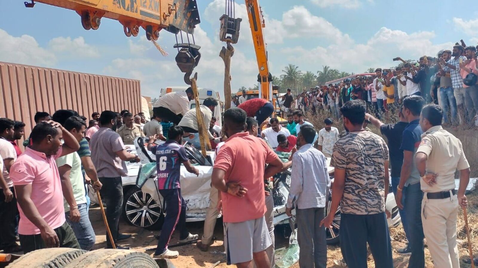 Maharashtra news: Back-to-back road accidents claim 6 lives as speeding truck rams into SUV | Today News 8 menu