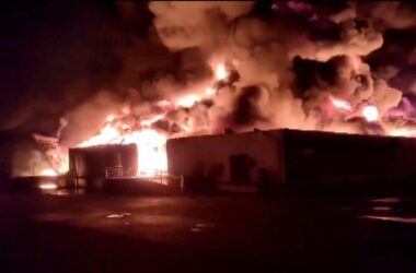 Watch: Fire breaks out at Richland complex in Bhiwandi, firefighters on scene, 15 godowns gutted | Today News 14 menu