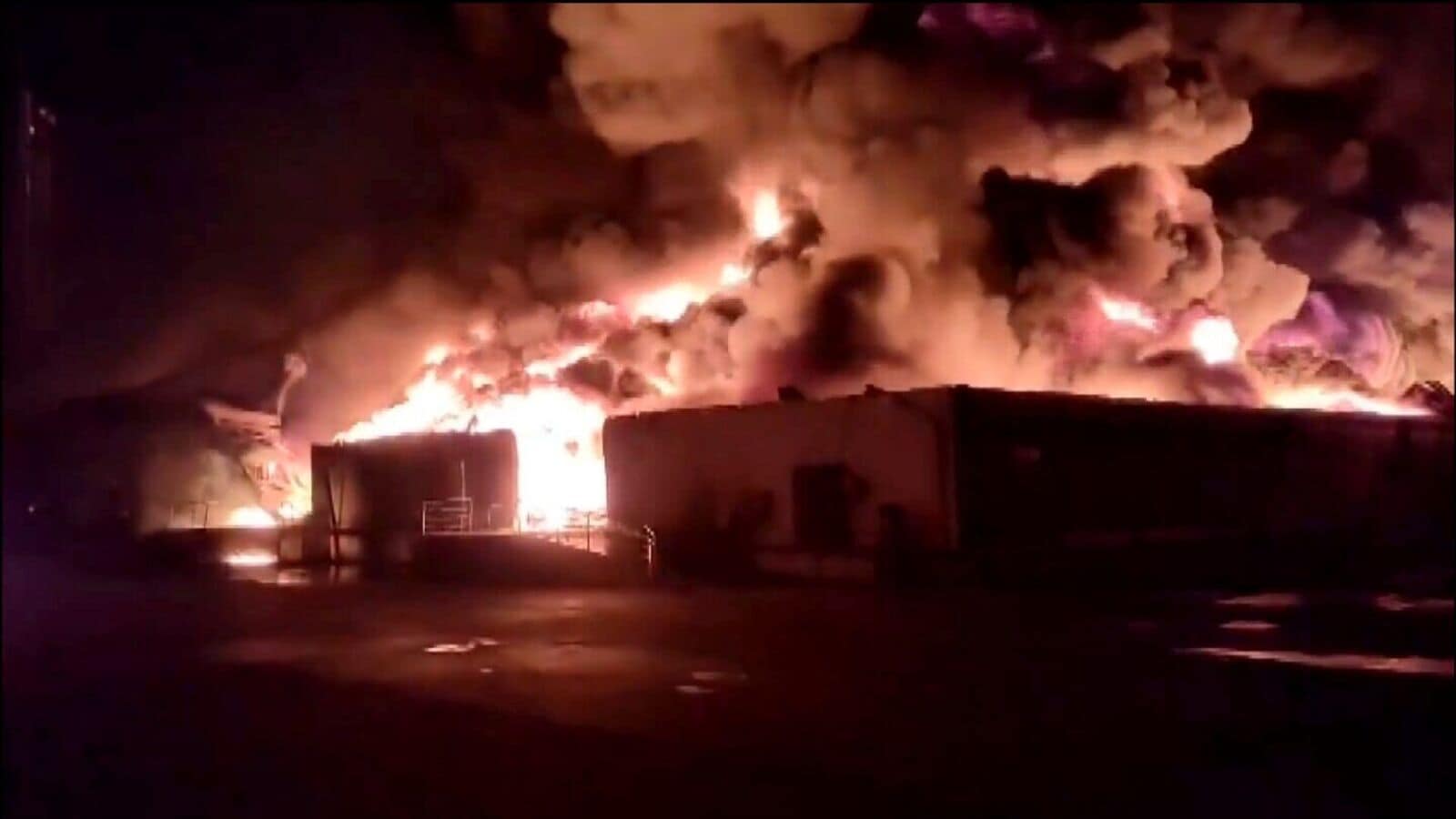 Watch: Fire breaks out at Richland complex in Bhiwandi, firefighters on scene, 15 godowns gutted | Today News 6 menu