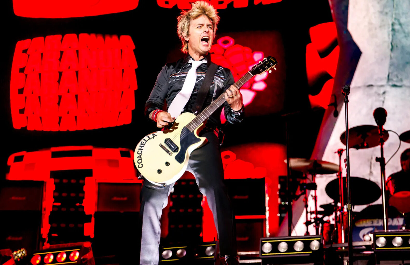 Billie Joe Armstrong Pauses Green Day Show to Tell Off Person in the Crowd 4 Billie Joe Armstrong Pauses Green Day Show to Tell Off Person in the Crowd