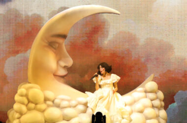 Halsey Premieres Propulsive Pop-Rock Record ‘Carry the Weight’ on ‘For My Last Trick’ Tour 14 Halsey Premieres Propulsive Pop-Rock Record ‘Carry the Weight’ on ‘For My Last Trick’ Tour