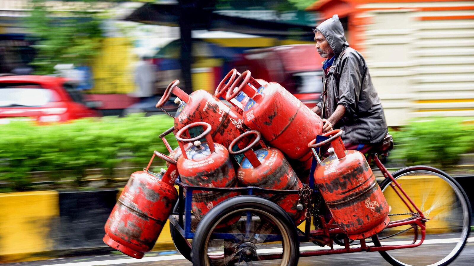 LPG rates revised: OMCs cut commercial gas cylinder price by ₹24 from June 1; Here's what you'll pay now | Today News 6 menu