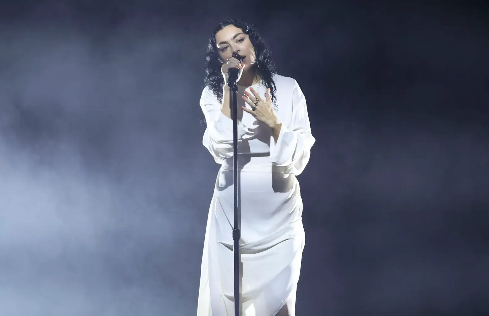 Watch Charli XCX Join Air for ‘Cherry Blossom Girl’ at Paris Fest 8 Watch Charli XCX Join Air for ‘Cherry Blossom Girl’ at Paris Fest