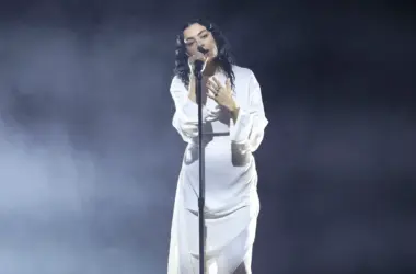 Watch Charli XCX Join Air for ‘Cherry Blossom Girl’ at Paris Fest 12 Watch Charli XCX Join Air for ‘Cherry Blossom Girl’ at Paris Fest