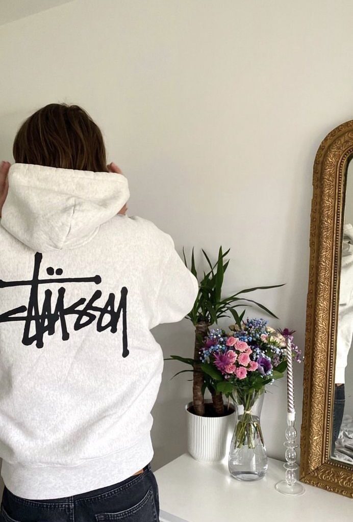 Perfect Ways to Match the Stussy 8Ball Hoodie with Sneakers 6 Stussy